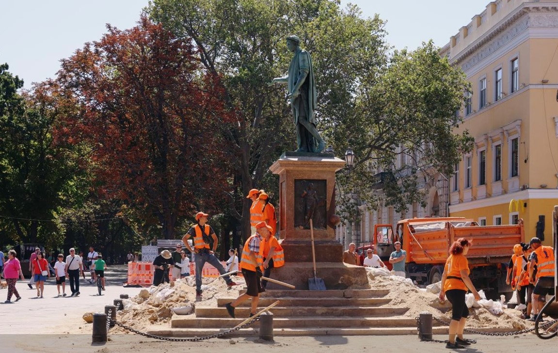 В Одесі зняли захист із пам’ятника Дюку В Одесі зняли захист із пам’ятника Дюку